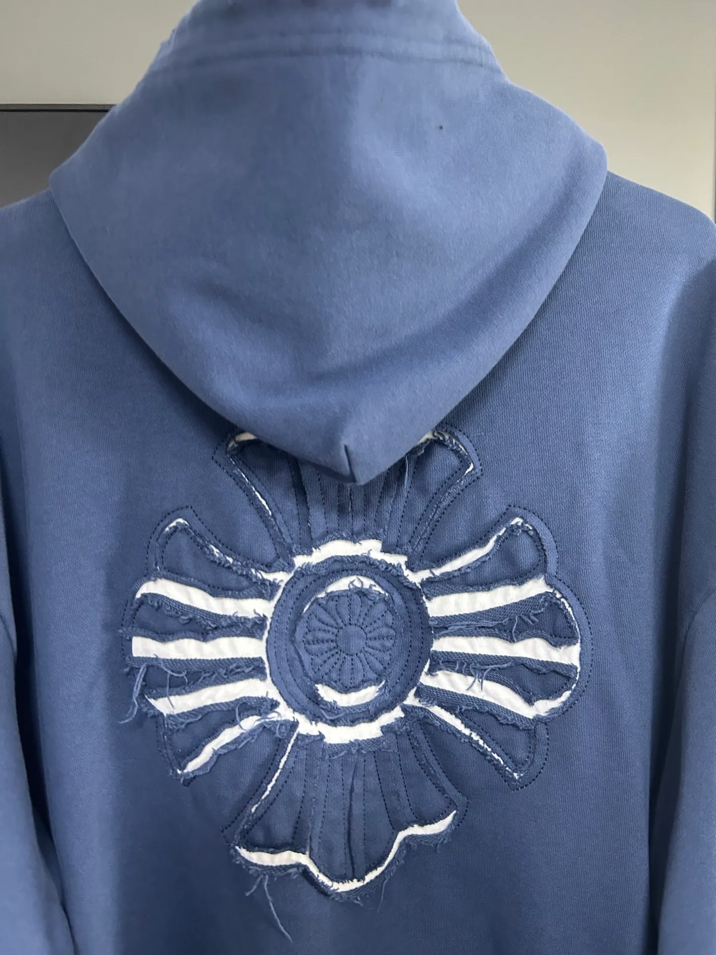 P310 𝗖𝗵𝗿𝗼𝗺𝗲 𝗛𝗲𝗮𝗿𝘁𝘀/Cro Heart 2025 Cross Patch Embroidery Summer New Original Single Counter American Acid Washed Distressed Laser Burnt Patch Embroidery Couple Casual Hooded Sweatshirt 👑The highest version! Customized fabric 440g tripe terry fabric! American acid-washed and distressed original fabric laser burnt ✟appliqué embroidery and exquisite embroidery of letters! The best-selling model at the counter. It is very comfortable to wear. It is low-key yet luxurious. It is very classy when worn. The large size and tailoring are needless to say. The upper body is exquisite and vivid. 👍High-end first-class materials. A truly palace-level product. The cotton from Turkey is of outstanding quality. After heavy washing, the clothes are very soft! Not picky, the upper body is absolutely stylish and extremely luxurious. Auxiliary materials: The original model has been authenticated and labeled ➕100% silk washed with water label. Genuine purchase-grade original hangtag➕matching hanging rope➕3D hanging beads➕original packaging bag. Craftsmanship: The original version has consistent wiring! The highest version of the armhole matching technique! Countless times of pattern making to 100% restore the original appearance! The correct version is the same for men and women, super eye-catching, super good-looking, and super atmospheric! Color: White Black Royal Blue Size, XS S M L